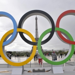 Olympische Ringe auf der Trocadero Promenade vor dem Eiffelturm in Paris