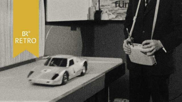 Heinz Bohnenkamp mit einer Fernsteuerung in Händen steuert ein brandneues elektrisches Modellauto. | Bild: BR Archiv
