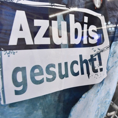 «Azubis gesucht» steht auf einem Banner am Stand einer Firma beim Forum Berufsstart Mitteldeutschland in Erfurt. 