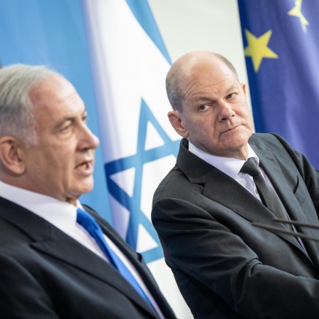 Das Beitragsbild des Dok5 "Bedingungslose Solidarität mit Israel? zeigt den israelischen Ministerpräsidenten Benjamin Netanyahu zu Besuch in Deutschland mit  Bundeskanzler Olaf Scholz  im August 2024.