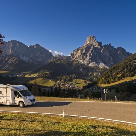 Wohnmobil auf den Serpentinen in Alta Batia, Hochabteital, Dolomiten, Südtirol