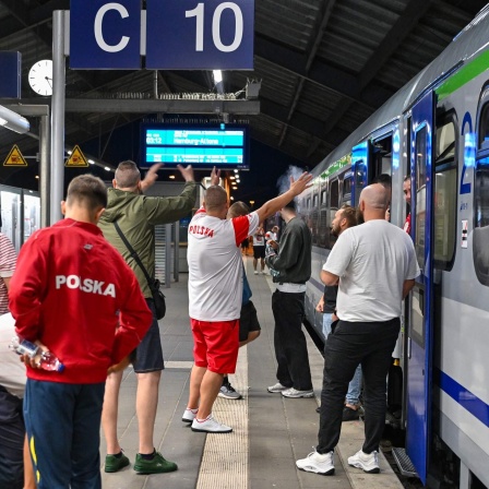 Am Bahnhof in Frankfurt (Oder) feiern polnische Fußballfans