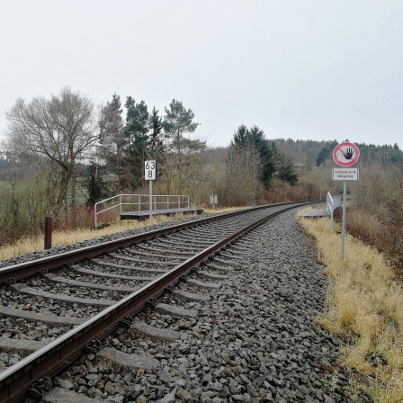 Eingleisige Bahnstrecke in Ostthüringen bei Gera