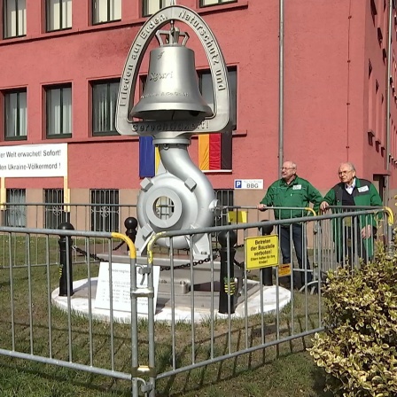 Leute der "Friedensglocke" in der Gießerei Keßler in Leipzig