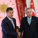 Der türkische Präsident Recep Tayyip Erdogan (re.) und Sinan Ogan (li.), Kandidat eines ultranationalistischen Parteienbündnisses bei einem Treffen vor der Stichwahl in Istanbul. 