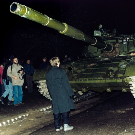 Ein Litauer stellt sich vor einen russischen Panzer (Archivbild)