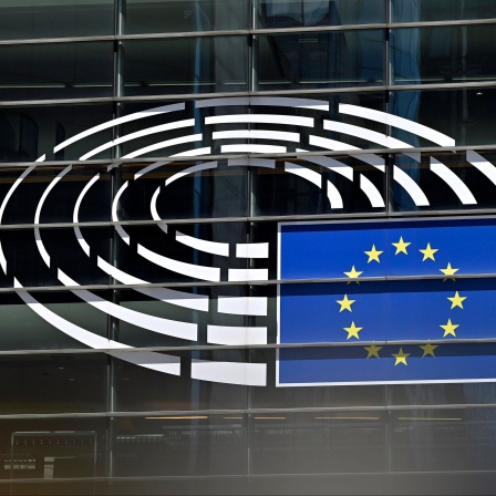 Logo am Europäischen Parlament in Brüssel