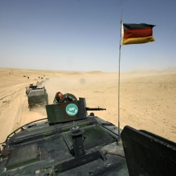 Eine Fahrzeug-Kolonne der deutschen schnellen Eingreiftruppe (Quick Reaction Force, QRF) rollt am Dienstag (01.07.2008) im Marmal-Gebirge bei Masar-i-Scharif zu einer Übung. 