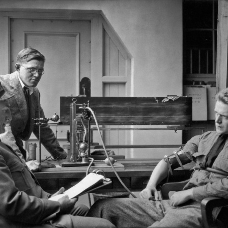 Die Polizei von Berkeley installiert einen Lügendetektor um 1924 zu Verhörzwecken.