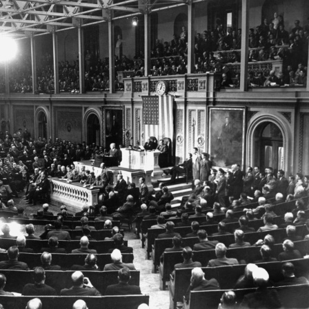 Der US-amerikanische Präsident Harry S. Truman hält am 12. März 1947 eine Rede vor dem bis hoch in die Tribünen restlos besetzen Kongress.