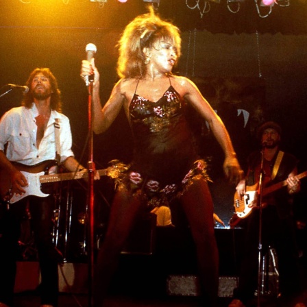 Tina Turner steht bei einem Konzert im Jahr 1984 am Mikrofon