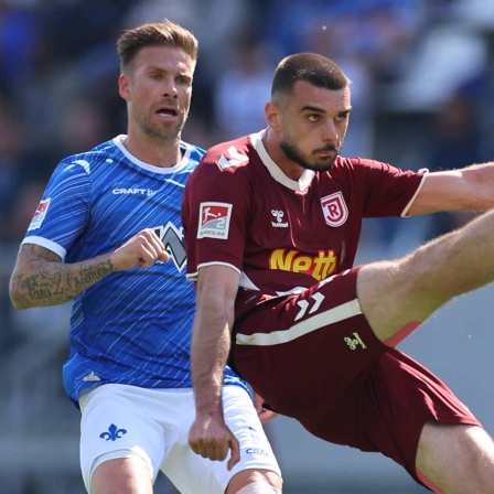 v.l., Tobias Kempe im Duell mit Rasim Bulic