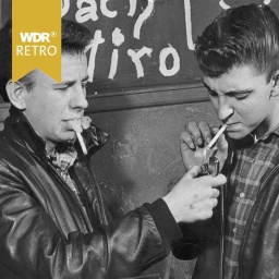 Zwei rauchende Jugendliche mit Haartolle und Lederjacke