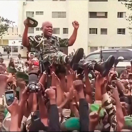 Gabuns Hauptstadt Libreville: Soldaten tragen den Putschisten General Brice Clothaire Oligui Nguema. 