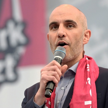 Belit Onay (Bündnis 90/Die Grünen), Oberbürgermeister von Hannover, während des Evangelischen Kirchentags in Hannover auf einer Bühne.