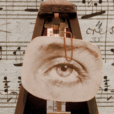 Collage: Ein Metronom, an dem ein Foto von einem Auge hängt, vor Musiknoten.