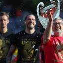 Trainer Fischer und Union-Spieler feiern den Einzug in die Champions League