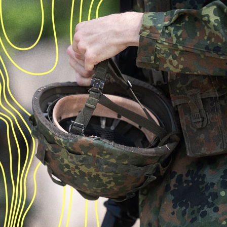 Ein Reservist in Ausbildung hält auf dem Truppenübungsplatz Hammelburg seinen Helm in der Hand. 