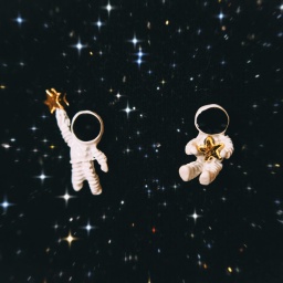 Zwei Astronauten mit je einem Stern in der Hand im Weltall.