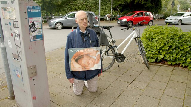 Ein Abtreibungsgegner trägt ein Schild mit einem Baby und der Aufschrift "Du bist das Leben Wert" um den Hals
