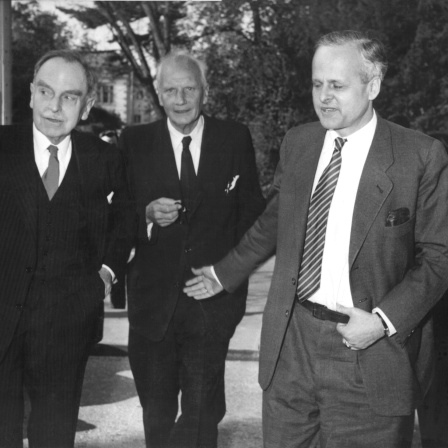 Carl Friedrich von Weizsäcker (rechts), Otto Hahn (links) und Walther Gerlach (Mitte) treffen am 17. April 1957 im Bonner Palais Schaumburg ein, um mit Bundeskanzler Konrad Adenauer die von ihm scharf kritisierte &#034;Göttinger Erklärung&#034; zu diskutieren