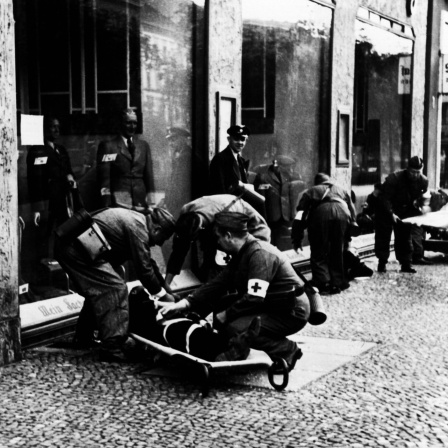 Luftschutzübung in Berlin, 26. Juli 1939: Luftschutzwarte beim Abtransport von zwei &#034;Opfern&#034;