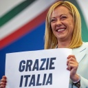 Die Vorsitzende der rechtsradikalen Partei Fratelli d'Italia (Brüder Italiens), Giorgia Meloni, hält ein Schild mit der Aufschrift "Grazie Italia" ("Danke Italien") während einer Pressekonferenz in der Wahlkampfzentrale ihrer Partei.