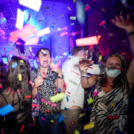 Junge Menschen tanzen kurz nach der Wiedereröffnung am 19. Juli 2021, dem &#034;Freedom Day&#034;, im &#034;The Piano Works&#034; in London.  Nachtclubs, die seit März 2020 wegen der Corona-Pandemie geschlossen waren, können endlich wieder öffnen.