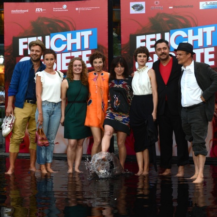Film-Cast mit Buch-Autorin Charlotte Roche (4. v. r.) Premiere "Feuchtgebiete", SonyCenter, Berlin, 13.8.2013