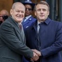 Bundeskanzler Olaf Scholz (SPD) wird von Emmanuel Macron, Präsident von Frankreich, zu der Festveranstaltung zum 60. Jubiläums des Élysée-Vertrags im Rahmen des Deutsch-Französischen Ministerrats begrüßt.