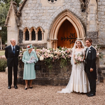 Prinzessin Beatrice of York und ihr frisch angetrauter Ehemann zusammen mit Queen Elizabeth und Prinz Philip vor der Royal Chapel of All Saints