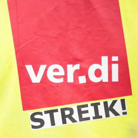 Nahaufnahme eine Weste mit der Aufschrift "ver.di Streik!" (Bild: Hannes P Albert/dpa)