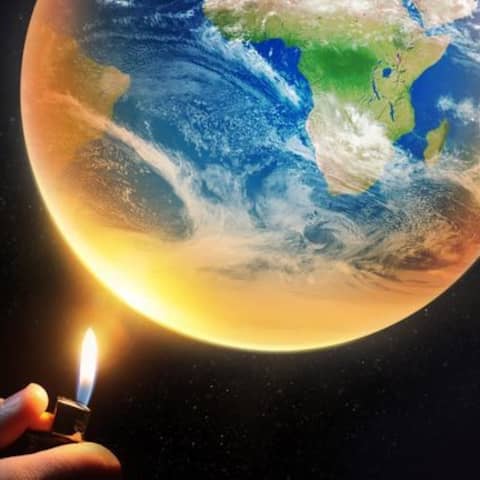Ein Mann hält ein Feuerzeug unter den Planeten Erde.