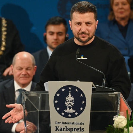 Wolodymyr Selenskyj, Präsident der Ukraine, spricht bei der Verleihung des Karlspreises im Krönungssaal des Aachener Rathauses.