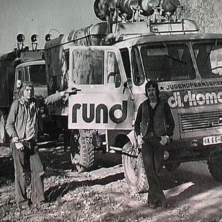 Dietmar Schürz und Hajo Obuchoff vor dem Diskomobil. Fotografiert von Dietmar Schürz mit Selbstauslöser