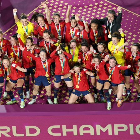 Spaniens Spielerinnen feiern mit dem WM-Pokal nach dem Sieg gegen England im Stadion in Sydney (Australien).