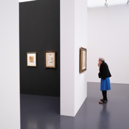 Eine Frau betrachtet im Centre Pompidou in Metz ein Bild. Um sie herum sind auch andere Bilder.