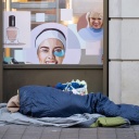 Ein Obdachloser schläft auf seinem Lager im Frankfurter Bahnhofsviertel. Die anhaltenden Minusgrade werden für Obdachlose immer mehr zu einer gesundheitlichen Gefahr.
