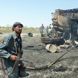 Ein ausgebrannter Tanklaster in Afghanistan.
