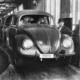 Der VW-Käfer rollt in Wolfsburg (Niedersachsen) vom Band, aufgenommen 1947