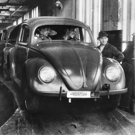 Der VW-Käfer rollt in Wolfsburg (Niedersachsen) vom Band, aufgenommen 1947