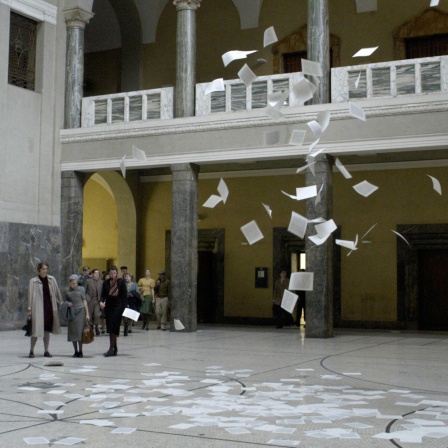 Sophie und Hans Scholl werfen ihre Flugblätter in den Lichterhof der Münchner Universität. Filmszene aus &#034;Sophie Scholl. Die letzten Tage&#034; Regie Marc Rothemund