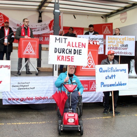 In Schwäbisch Gmünd stehen Mitarbeiter des Autozulieferers Bosch bei einer Protestaktion am 8.11.2019 mit Transparenten vor dem  Werk und protestieren gegen einen geplanten Stellenabbau