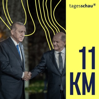 Bundeskanzler Olaf Scholz (SPD, r) empfängt Recep Tayyip Erdogan, Präsident der Türkei, mit einem Handschlag zu einem Gespräch und Abendessen im Bundeskanzleramt.