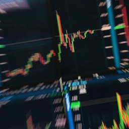 Bunte Kurven auf einem Bildschirm bei Euronext in Frankreich. 