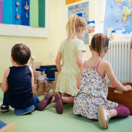 Wie bringt man mehr Männer in Kitas? Gespräch mit Prof. Tim Rohrman