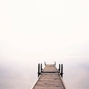 Ein leerer Steg an einem See