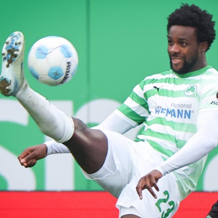 Der Fürther Gideon Jung (l.) kämpft mit Andreas Voglsammer aus Hannover um den Ball