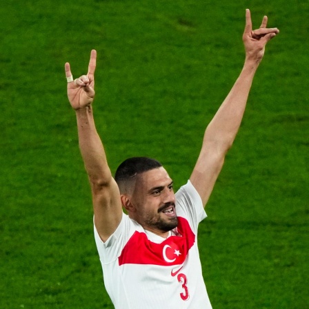 Merih Demiral zeigt den Gruß der "Grauen Wölfe"