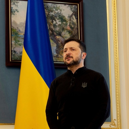 Der ukrainische Präsident Wolodymyr Selenskyj gibt eine Pressekonferenz.